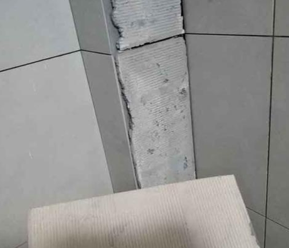 尼木瓷砖空鼓维修公司分享下厨房瓷砖脱落的补救措施。